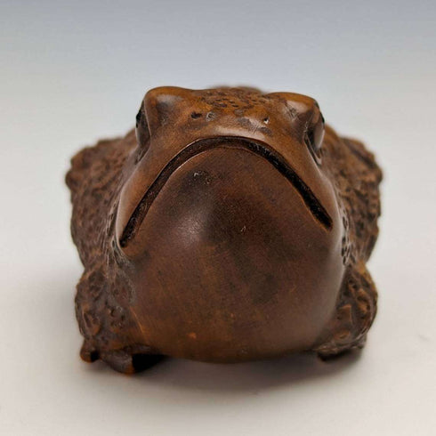 Netsuke japonés vintage de madera con forma de sapo