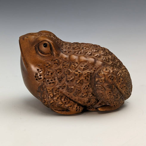 Netsuke japonés vintage de madera con forma de sapo