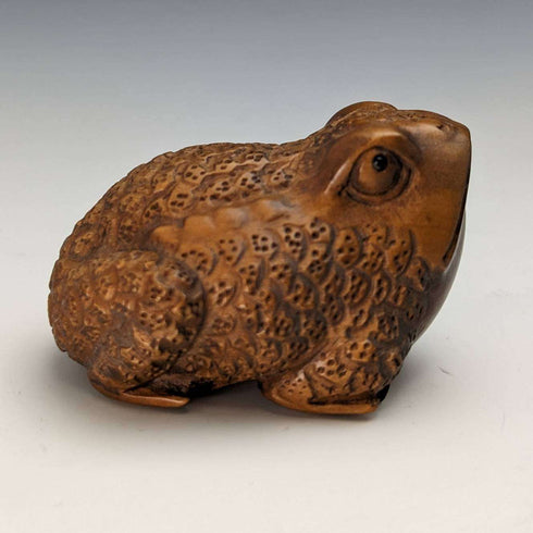 Netsuke japonés vintage de madera con forma de sapo