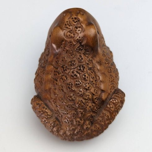 Netsuke japonés vintage de madera con forma de sapo