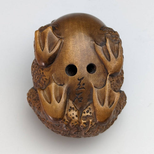 Netsuke japonés vintage de madera con forma de sapo