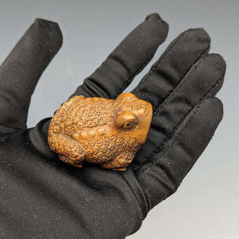 Netsuke japonés vintage de madera con forma de sapo