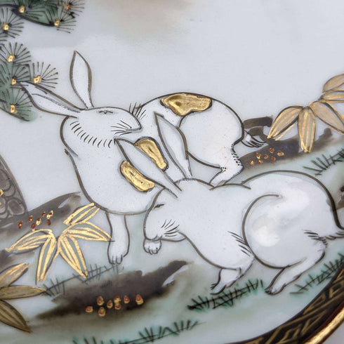 Antigüedad japonesa, periodo Meiji, plato pequeño de porcelana Kutani con diseño de conejo
