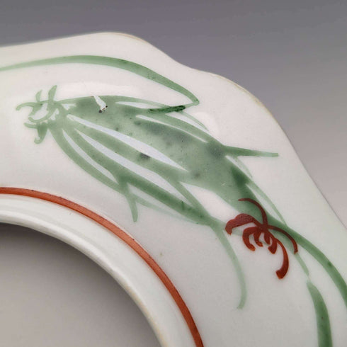Antigüedad japonesa, periodo Meiji, plato pequeño de porcelana Kutani con diseño de conejo