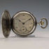 Reloj de bolsillo antiguo Leonidas de fabricación suiza, con caja de plata tipo saboneta grabada con motivos florales, en buen estado de funcionamiento.