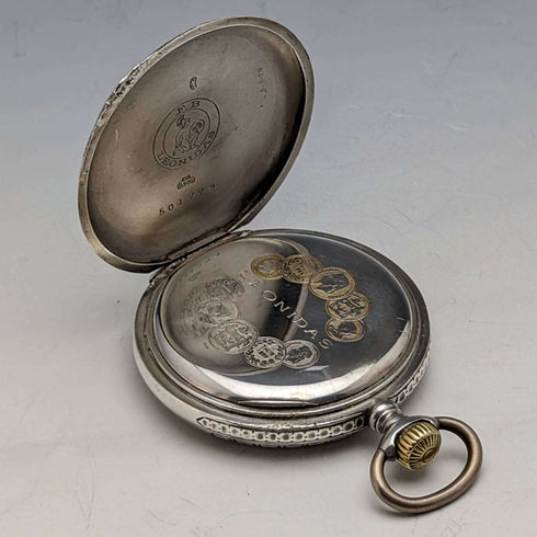 Reloj de bolsillo antiguo Leonidas de fabricación suiza, con caja de plata tipo saboneta grabada con motivos florales, en buen estado de funcionamiento.