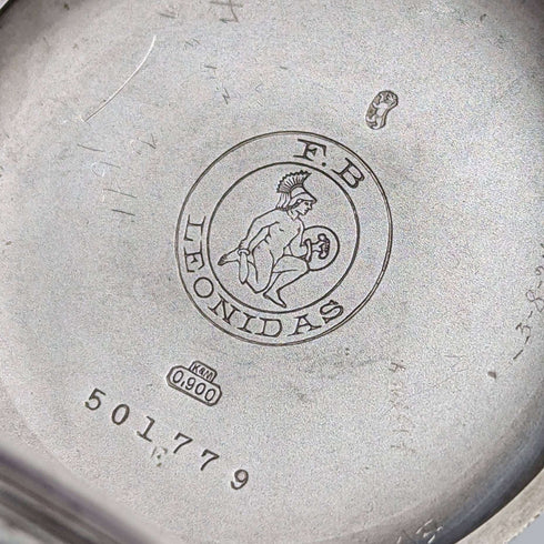 Reloj de bolsillo antiguo Leonidas de fabricación suiza, con caja de plata tipo saboneta grabada con motivos florales, en buen estado de funcionamiento.