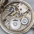 Reloj de bolsillo antiguo Leonidas de fabricación suiza, con caja de plata tipo saboneta grabada con motivos florales, en buen estado de funcionamiento.