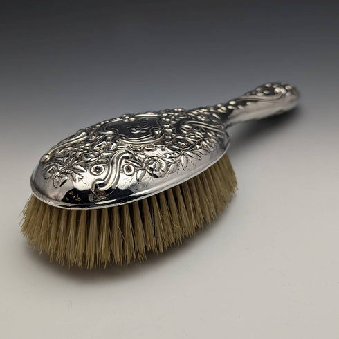 【預留】約 1890 年英國古董純銀手柄大刷子一對浮雕雕刻 Comyns