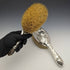 【お取り置き中】1890年頃 英国アンティーク 純銀製ハンドル 大型ブラシペア 浮き彫り彫刻 Comyns