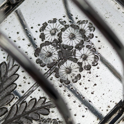 英国アンティーク シルバープレート製 花彫刻 トーストラック