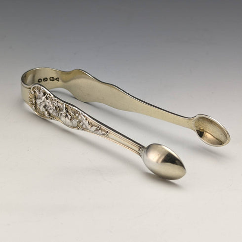 1876年 英国アンティーク 純銀製 シュガートング レリーフ彫刻