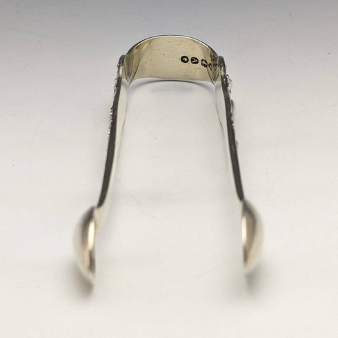 1876年 英国アンティーク 純銀製 シュガートング レリーフ彫刻