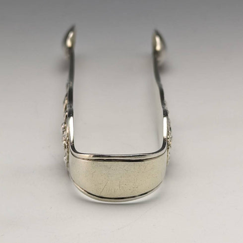 1876年 英国アンティーク 純銀製 シュガートング レリーフ彫刻