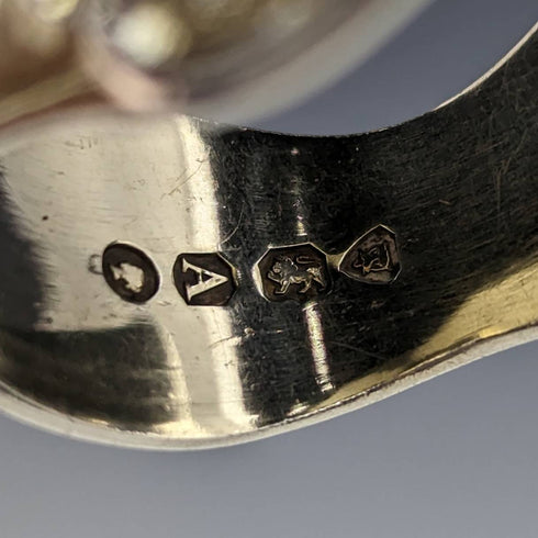 1876年 英国アンティーク 純銀製 シュガートング レリーフ彫刻