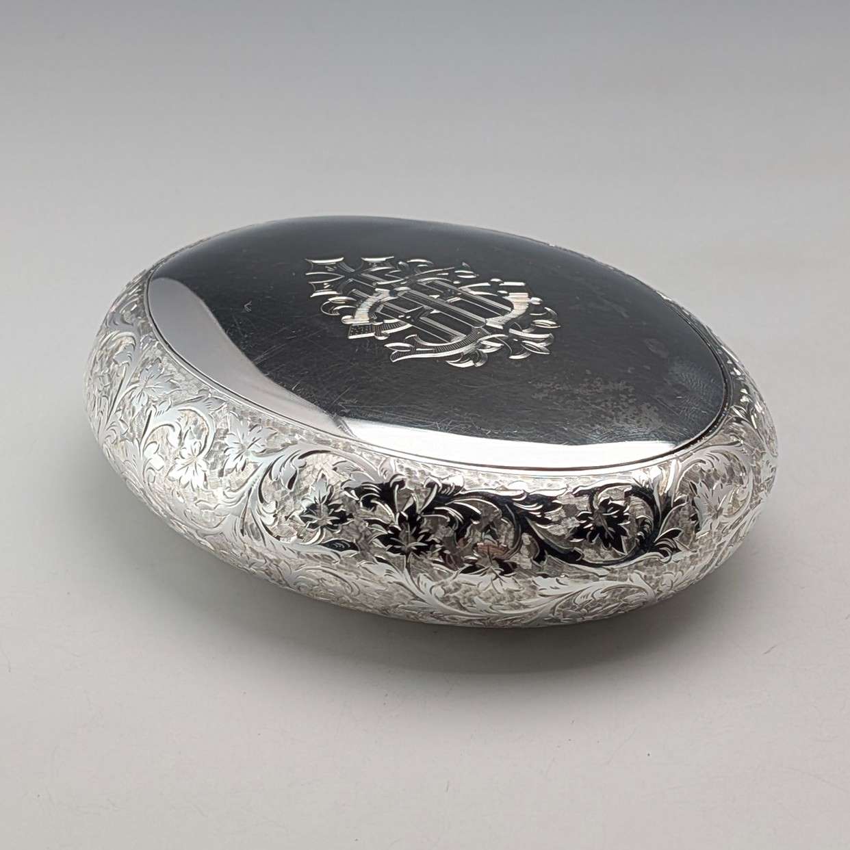 純銀製 アンティーク ガラスカップ＆メダルセット SILVER刻印】 1890年 英国アンティーク 純銀製 オーバルスナッフボックス 90g Howard
